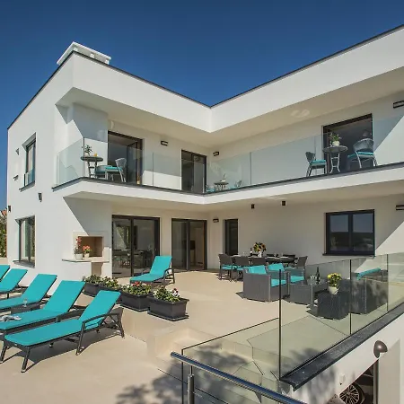 Villa Beautiful By The Sea