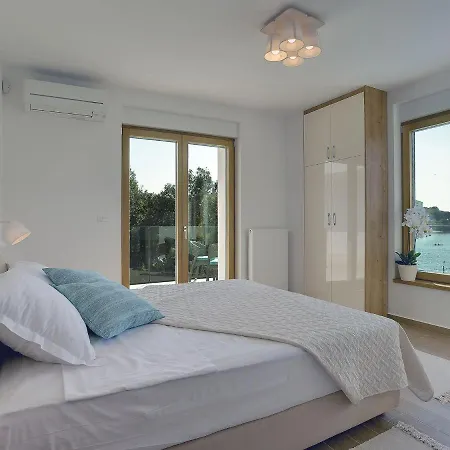 Villa Beautiful By The Sea Pjescana Uvala
